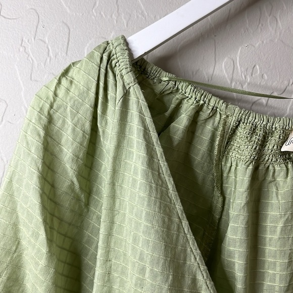 Universal Thread Wrap style blouse with puffy mid length sleeves. NWOT small - Picture 5 of 9